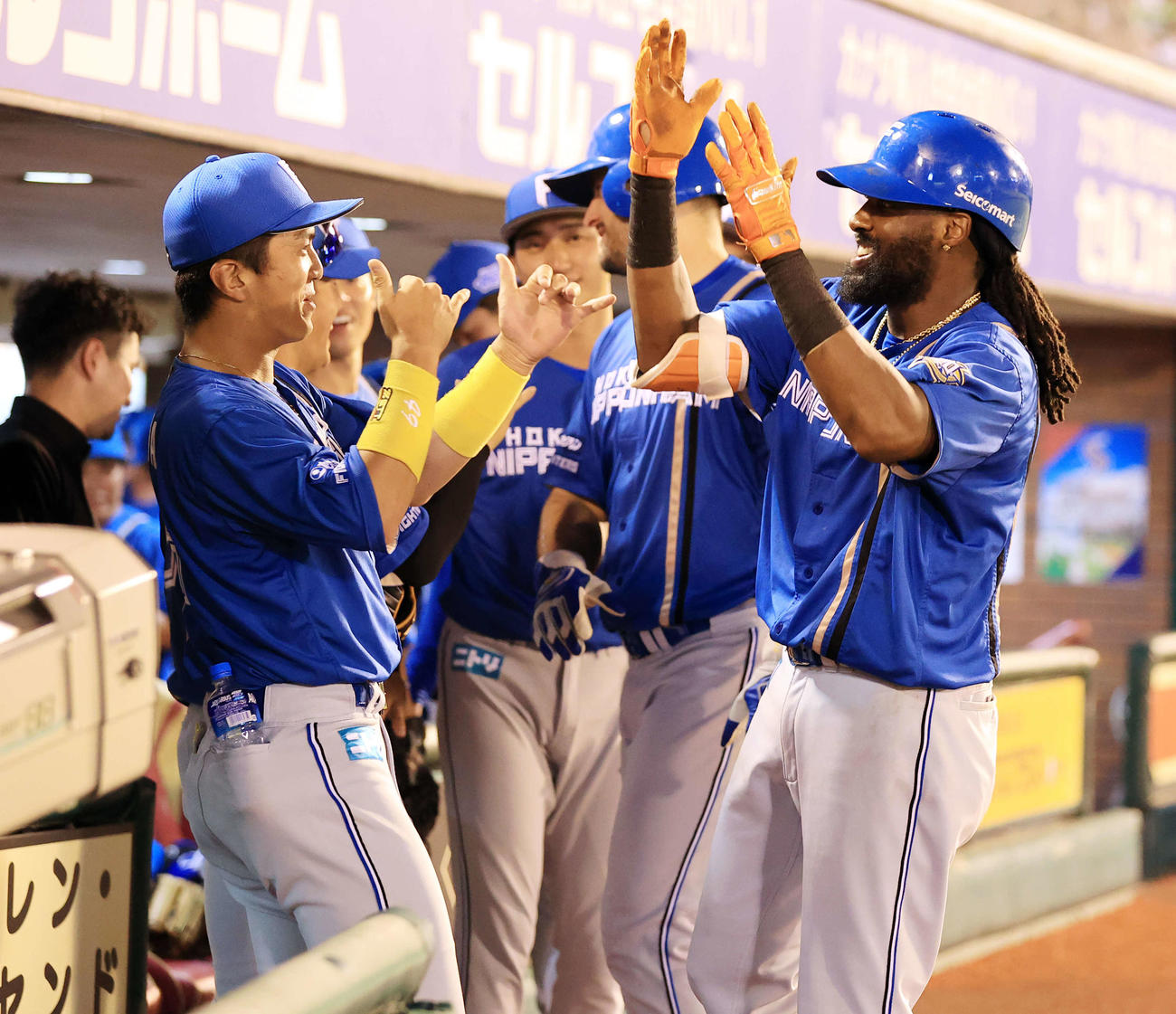 楽天対日本ハム　5回表日本ハム無死一塁、ハンソン（右）は右越えに先制2点本塁打を放ち、笑顔でナインとハイタッチ（撮影・浅見桂子）