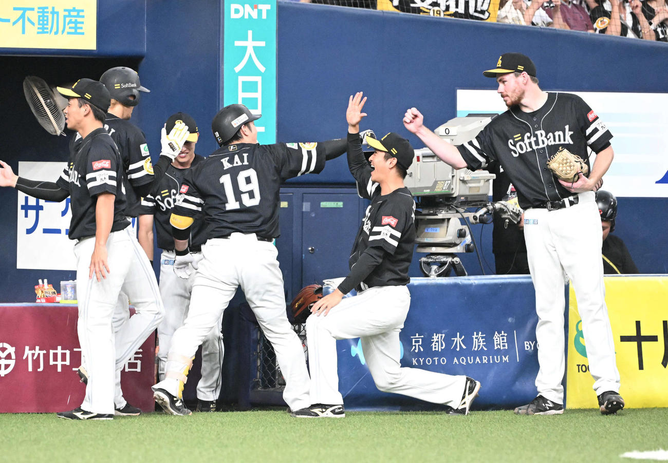 オリックス対ソフトバンク　5回表ソフトバンク1死一、二塁、中越えに3点本塁打を放ちった甲斐はスチュワートとグータッチ（撮影・和賀正仁）