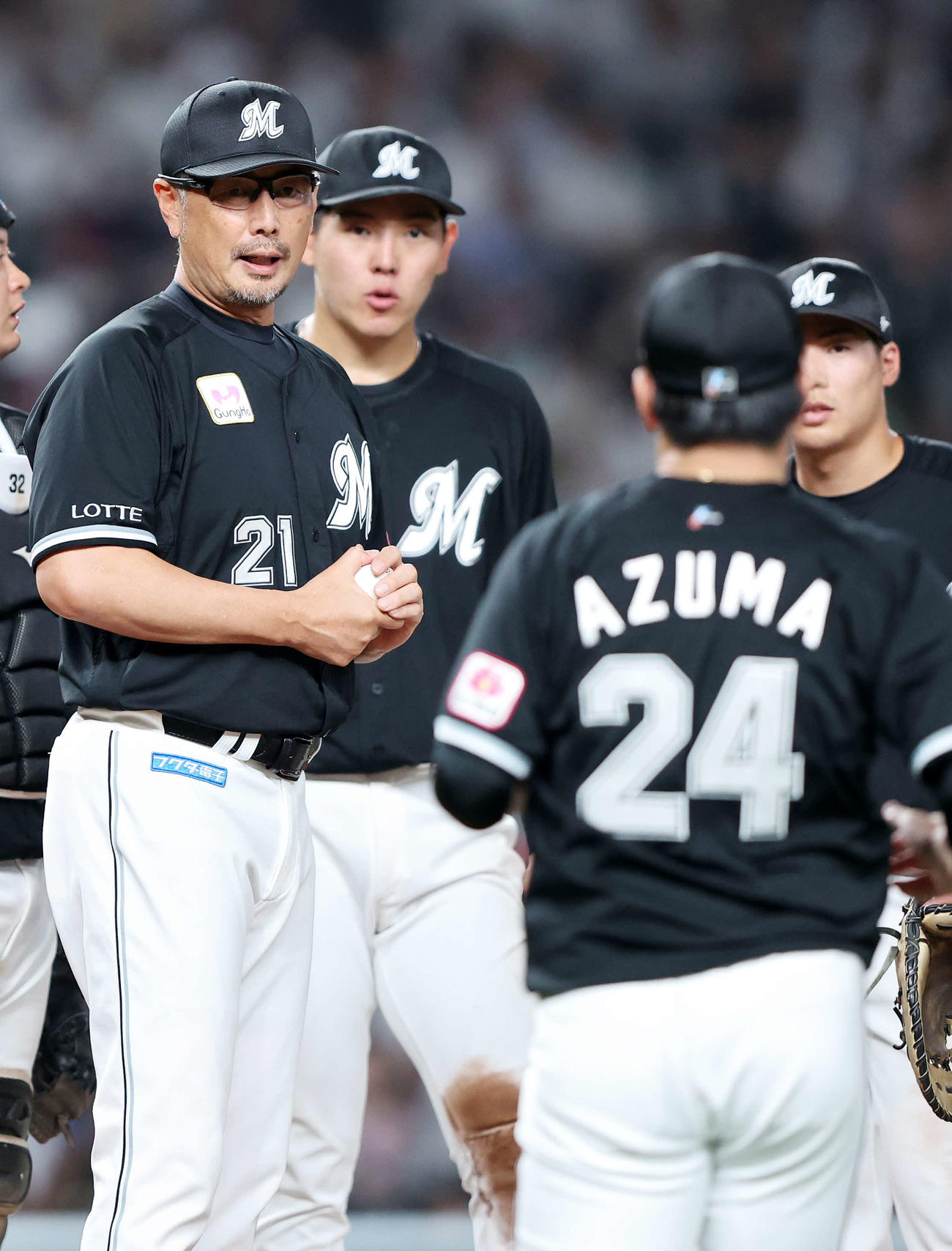 西武対ロッテ　7回裏、ロッテ東妻（右）をマウンドで迎える吉井監督（撮影・鈴木正人）