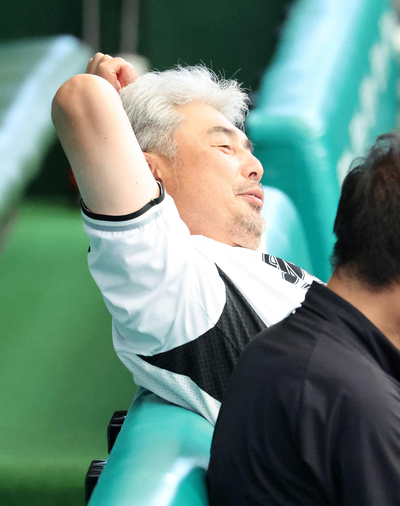西武対ロッテ　練習中、リラックスするロッテ吉井監督（撮影・鈴木正人）