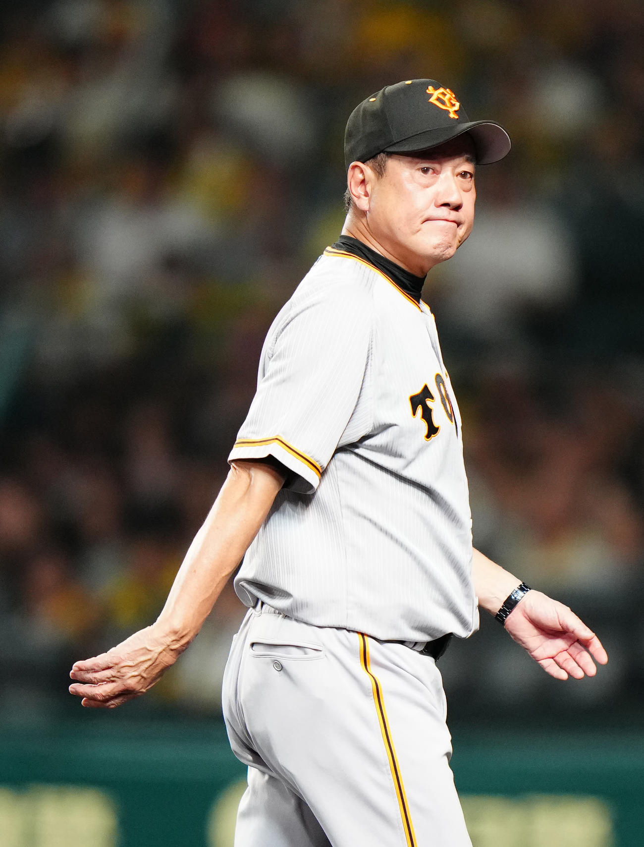 阪神対巨人　7回裏途中、巨人5番手の高梨の交代を告げ、ベンチに引き揚げる原監督（撮影・江口和貴）