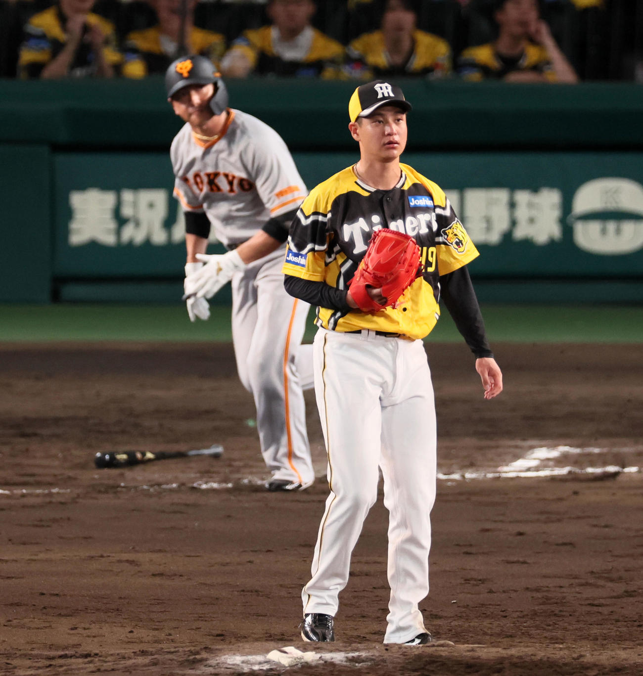 阪神対巨人　6回表巨人2死一、二塁、大竹は長野に左適時二塁打を打たれ失点する（撮影・加藤哉）