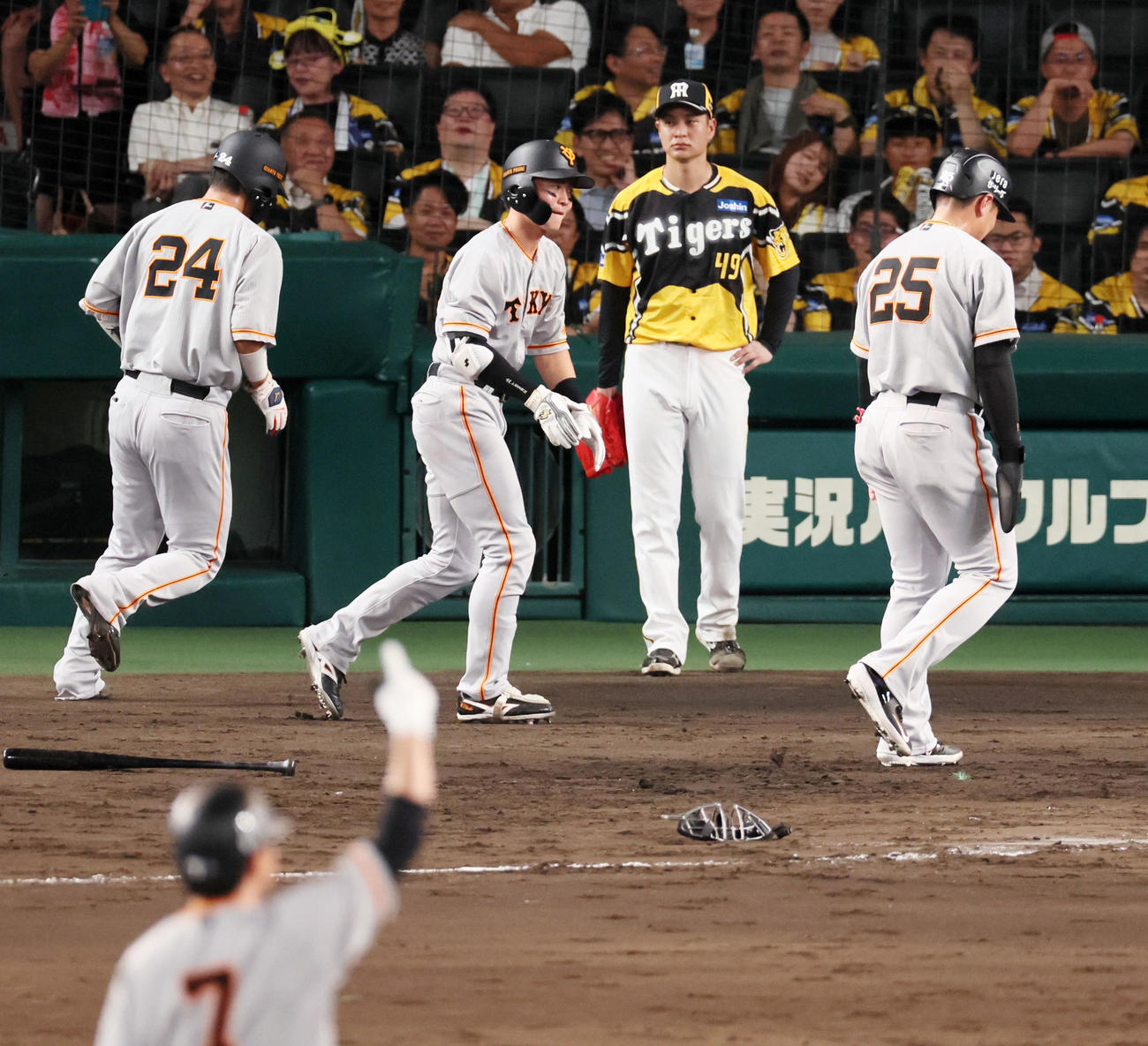 阪神対巨人　6回表巨人2死一、二塁、大竹は長野に左適時二塁打を打たれ失点する（撮影・加藤哉）