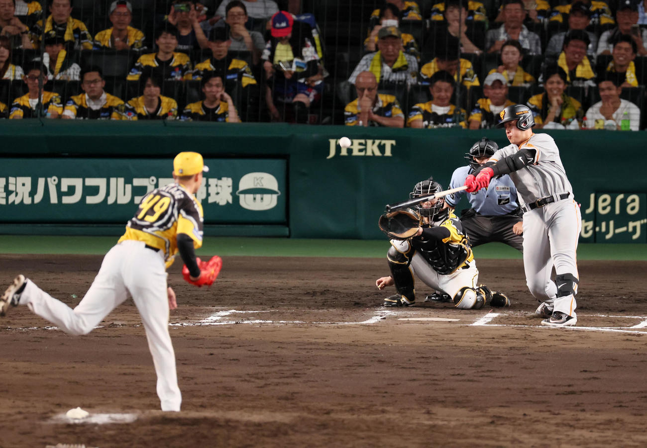 阪神対巨人　6回表巨人2死一、二塁、岡本和は右へ適時二塁打を放つ。投手は大竹（撮影・加藤哉）