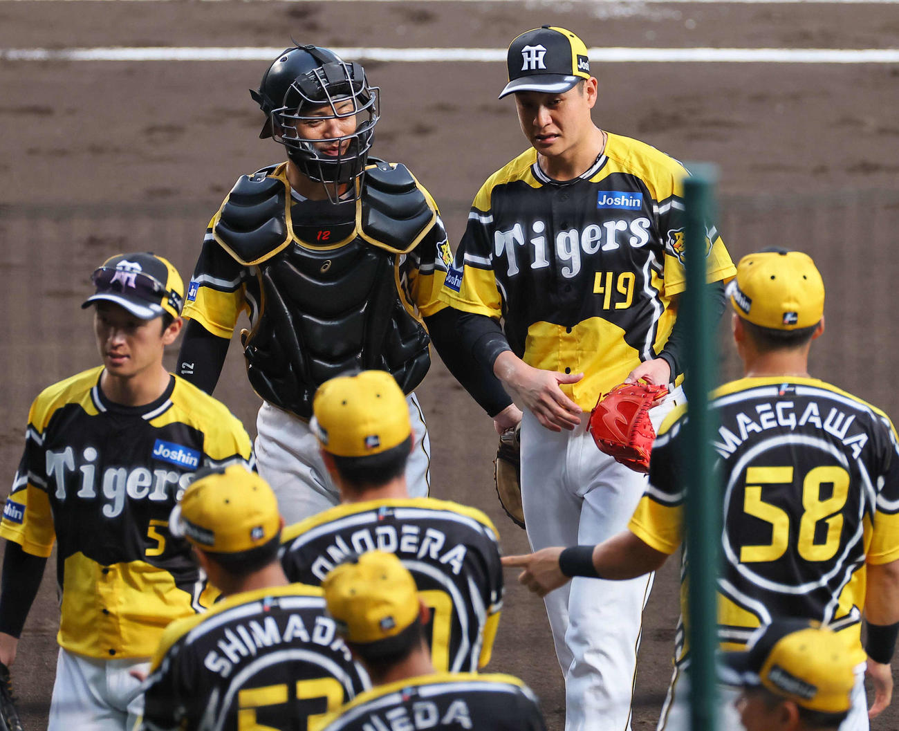 阪神対巨人　4回、坂本（中央左）と話しながらベンチに引き揚げる大竹（撮影・上田博志）
