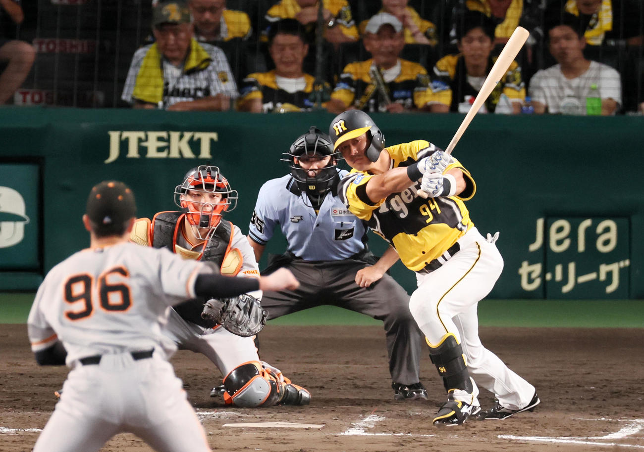 阪神対巨人　6回裏阪神2死一、二塁、代打原口は左へ適時打を放つ。投手は菊地（撮影・加藤哉）
