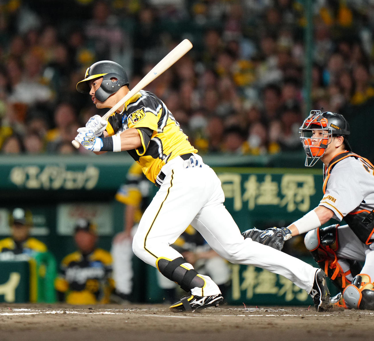 阪神対巨人　6回裏阪神2死一、二塁、左前適時打を放つ代打原口（撮影・江口和貴）