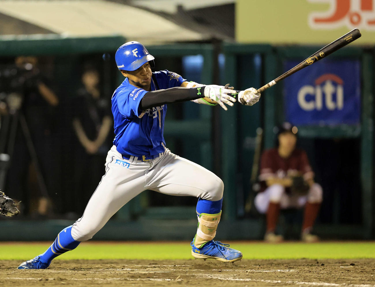 楽天対日本ハム　9回表日本ハム1死一、三塁、万波は勝ち越しの遊撃内野適時打を放つ（撮影・浅見桂子）