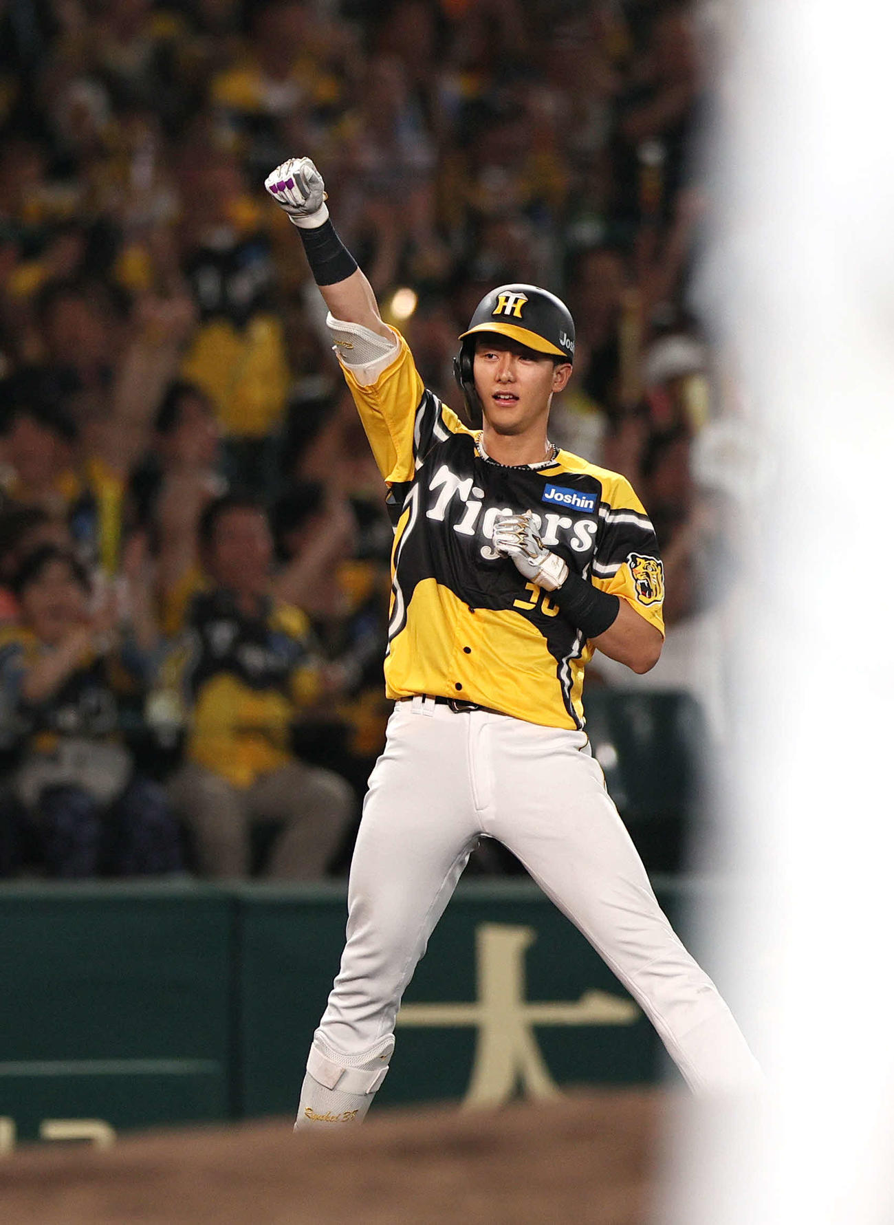 阪神対巨人　7回裏阪神2死一、三塁、小幡は中越え2点適時三塁打を放ちガッツポーズ（撮影・上山淳一）