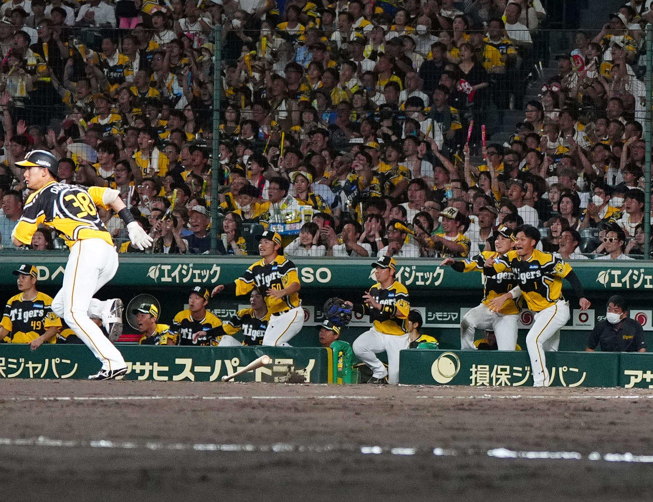 阪神対巨人　7回裏阪神1死一、三塁、小幡（手前）が2点適時三塁打を放ち、喜ぶ選手たち（撮影・江口和貴）