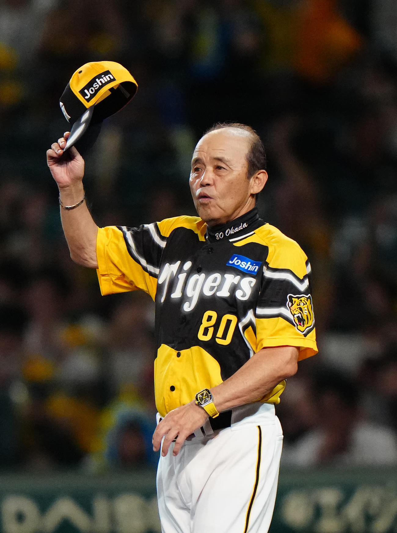 阪神対巨人　試合後、あいさつする阪神岡田監督（撮影・江口和貴）