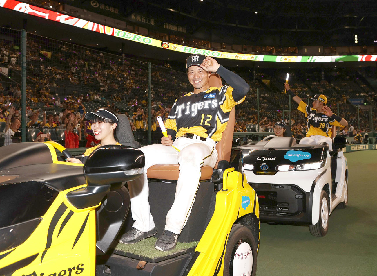 阪神対巨人　ヒーローの阪神坂本（手前）と阪神小幡（右）は場内一周でファンの祝福に応える（撮影・上山淳一）