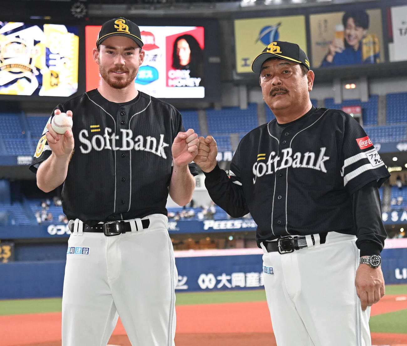 オリックス対ソフトバンク　プロ初勝利を挙げたスチュワート（左）と拳を合わせる藤本監督（撮影・石井愛子）