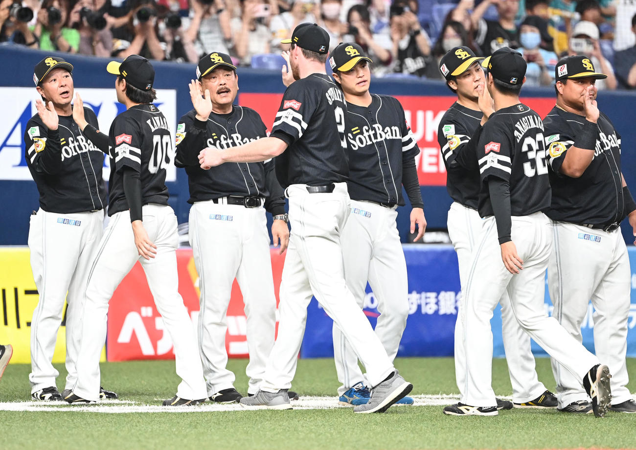 オリックス対ソフトバンク　オリックスを相手に来日初勝利をあげたスチュワートとタッチするソフトバンク藤本監督（撮影・和賀正仁）