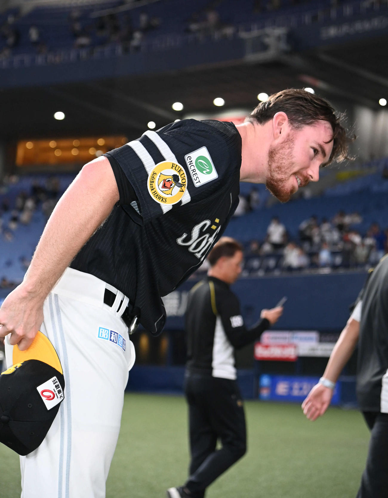 オリックス対ソフトバンク　ファンにお辞儀をするスチュワート（撮影・石井愛子）