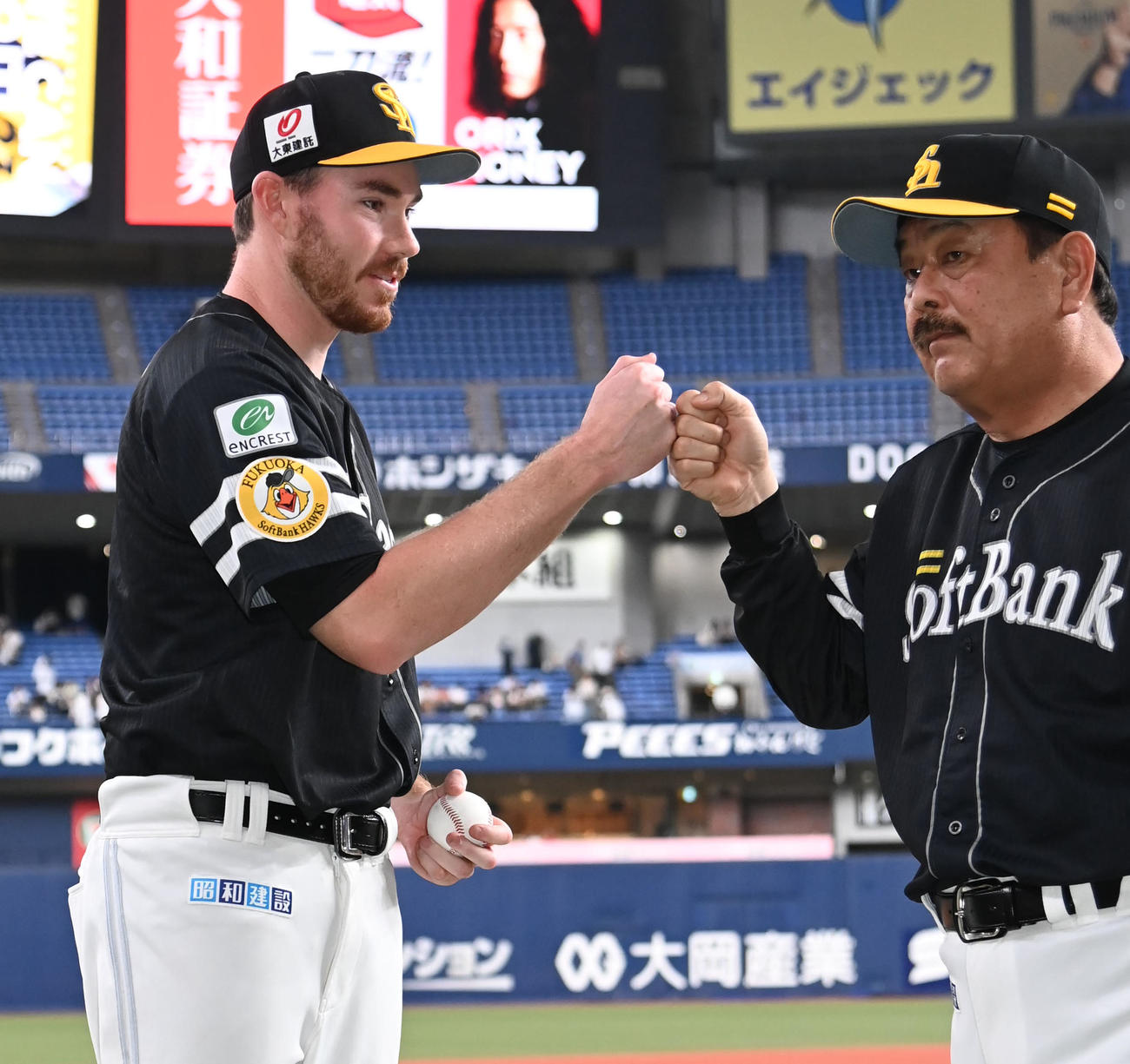 オリックス対ソフトバンク　プロ初勝利を挙げたスチュワート（左）と拳を合わせる藤本監督（撮影・石井愛子）
