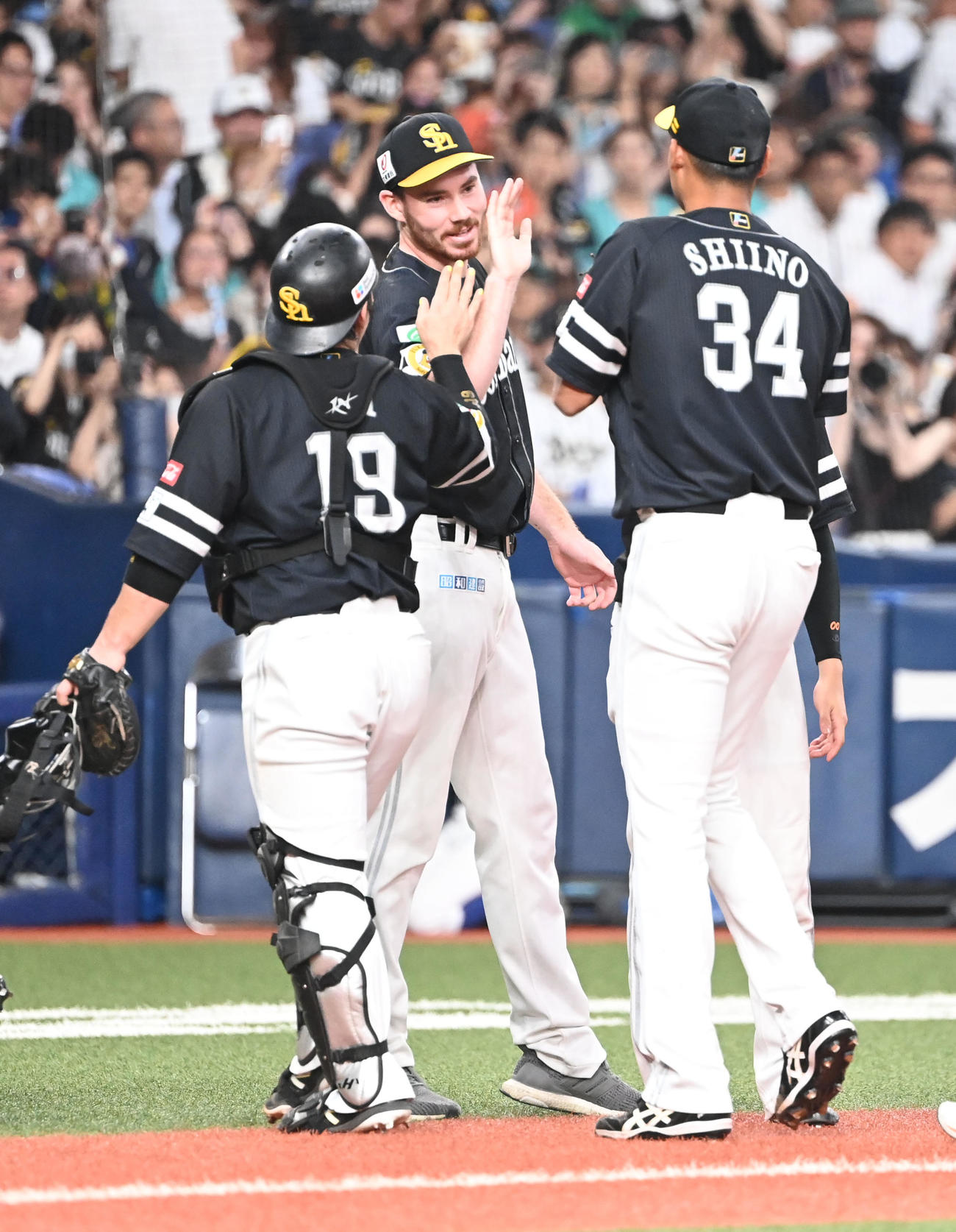 オリックス対ソフトバンク　オリックスを相手に来日初勝利をあげタッチを交わすスチュワート（撮影・和賀正仁）