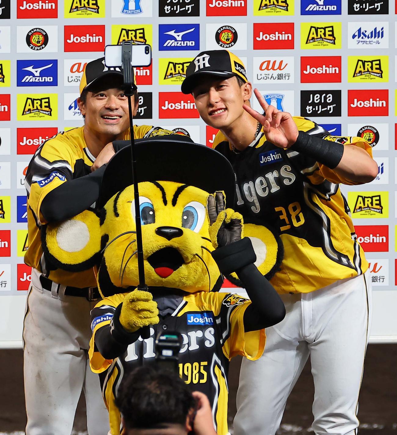 阪神対巨人　トラッキーと記念撮影する坂本（左）と小幡（撮影・上田博志）