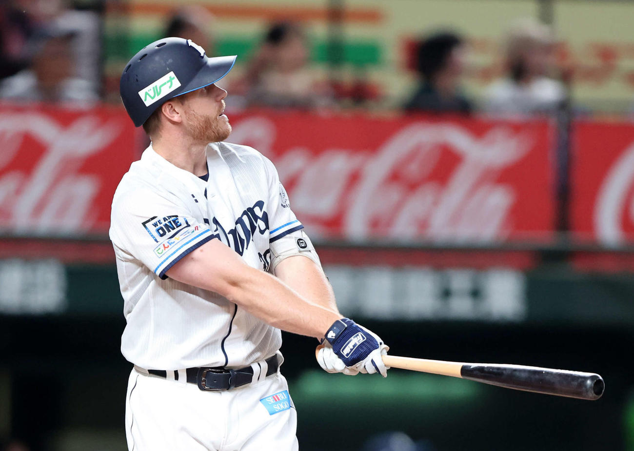 西武対ロッテ　6回裏西武1死二塁、マキノンは左越え2点本塁打を放つ（撮影・鈴木正人）