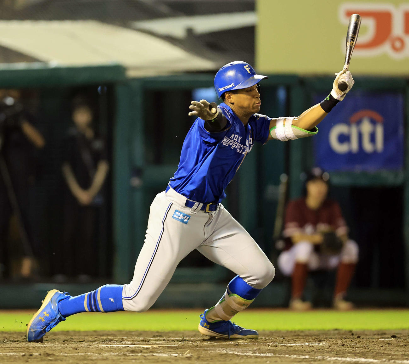 楽天対日本ハム　9回表日本ハム1死一、三塁、万波は勝ち越しの遊撃へ適時内野安打を放つ（撮影・浅見桂子）