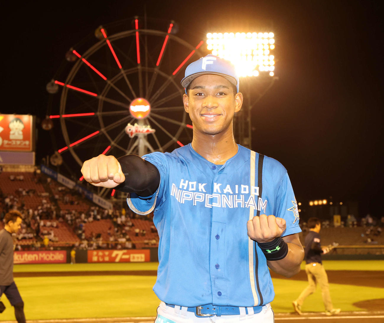 楽天対日本ハム　決勝内野安打の日本ハム万波は笑顔で正拳ポーズ（撮影・浅見桂子）