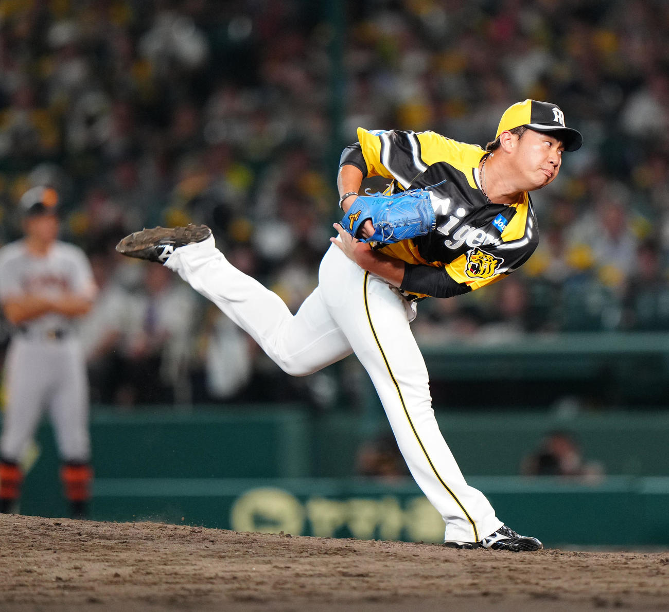 阪神対巨人　阪神3番手の桐敷（撮影・江口和貴）