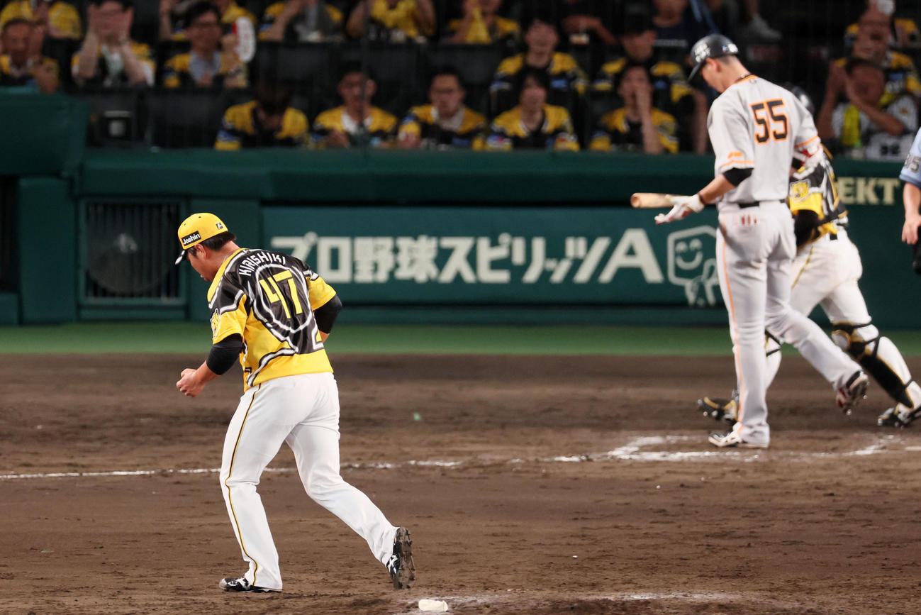 阪神対巨人　7回表巨人2死一、三塁、桐敷は秋広を三振に仕留めガッツポーズを見せる（撮影・加藤哉）