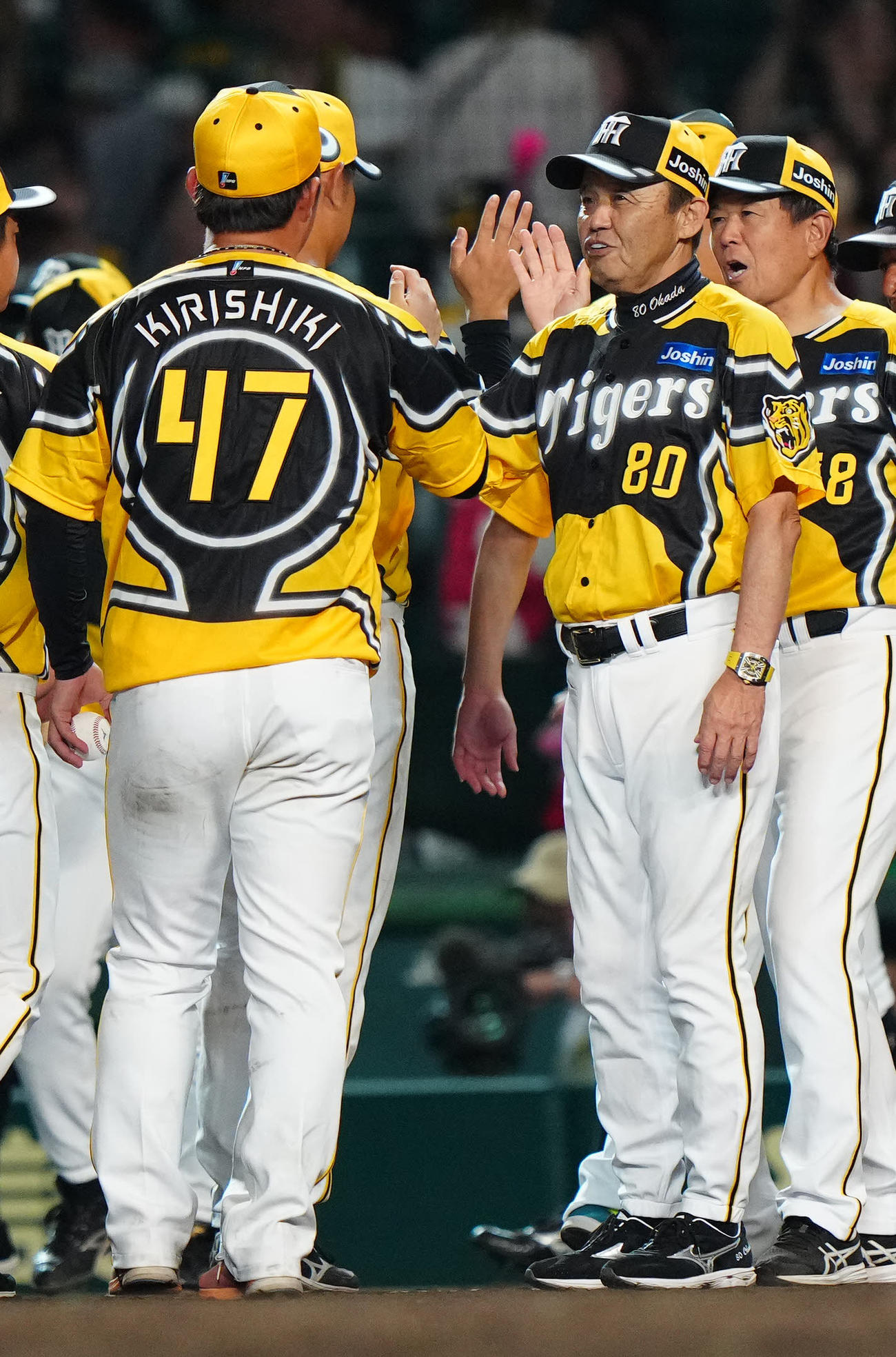 阪神対巨人　試合後、阪神桐敷（左）とタッチを交わす岡田監督（撮影・江口和貴）