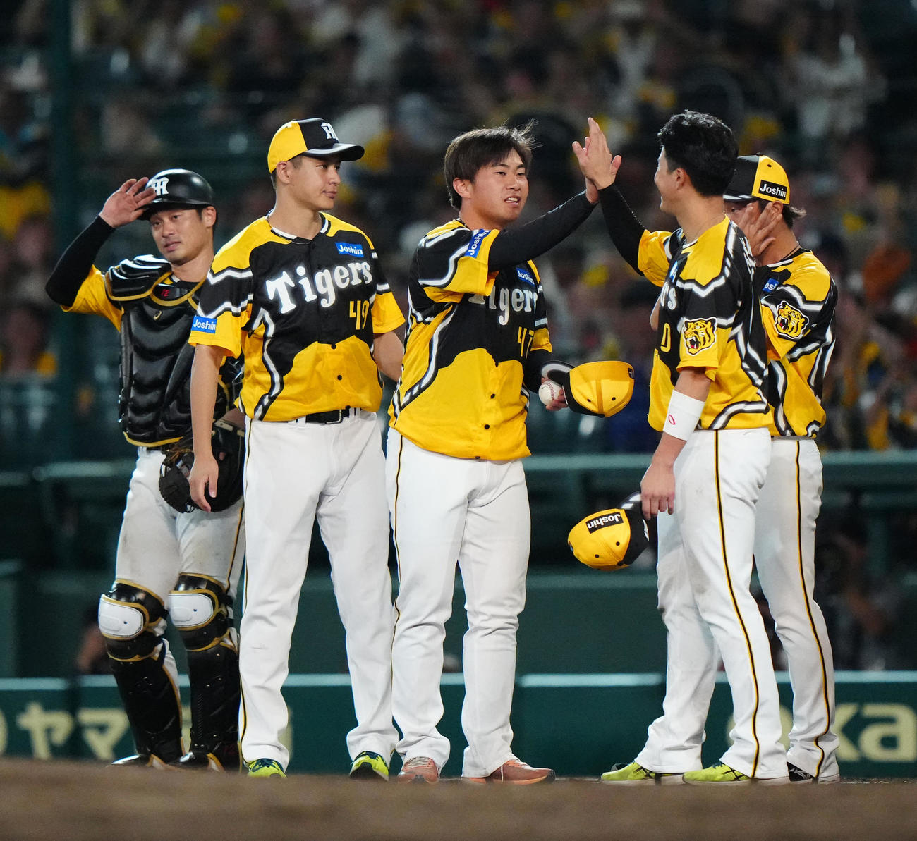 阪神対巨人　試合後、阪神木浪（右）とタッチを交わす桐敷（撮影・江口和貴）
