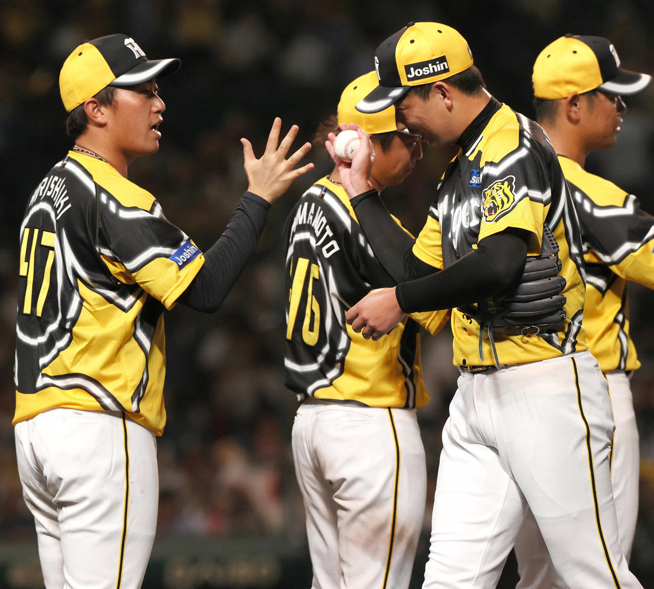 阪神対巨人　2勝目を挙げた桐敷（左）は岩崎から勝利球を受け取る（撮影・上山淳一）