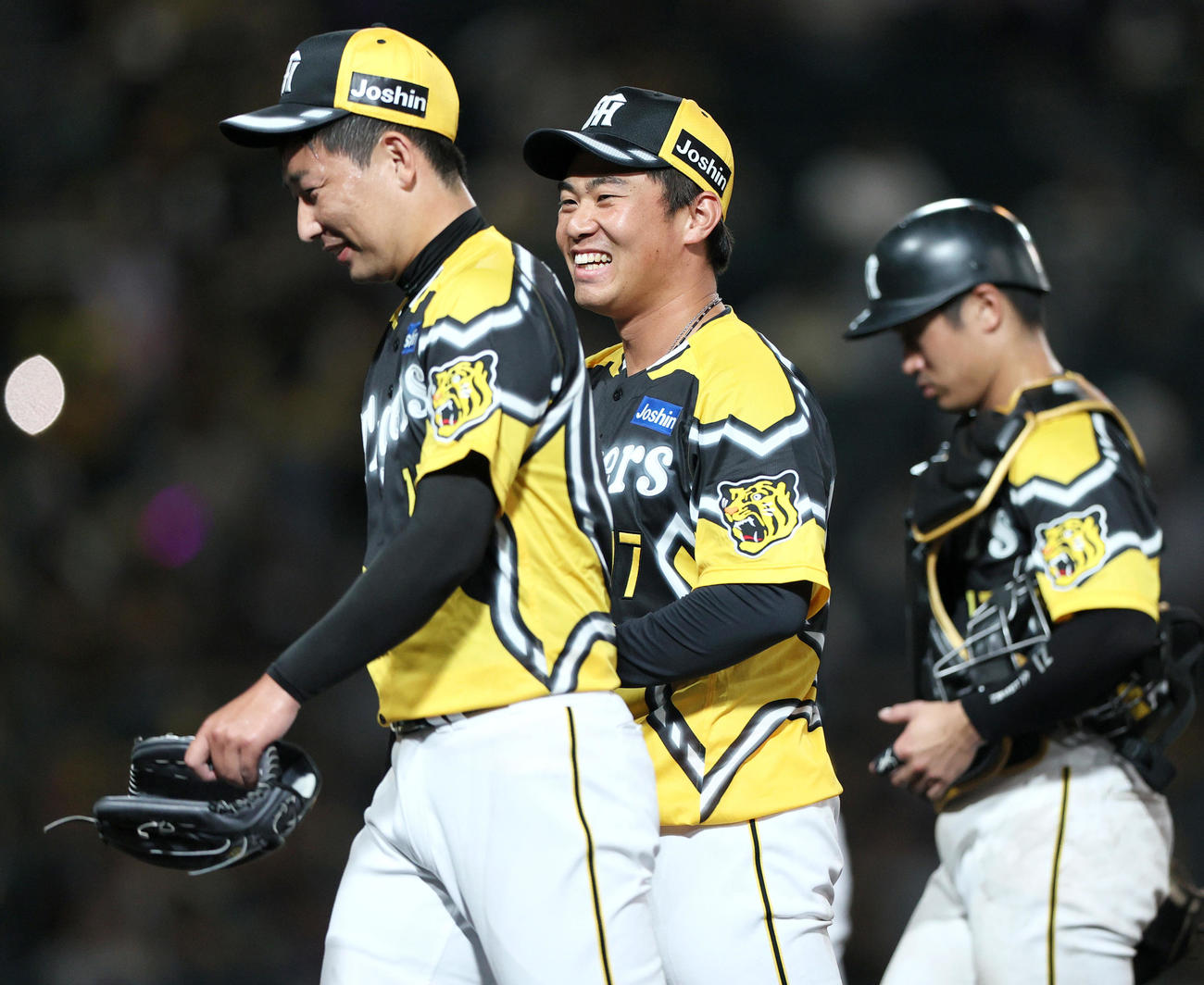 阪神対巨人　巨人から勝利を挙げた桐敷（中央）は岩崎と笑顔で話す。右は坂本（撮影・上山淳一）