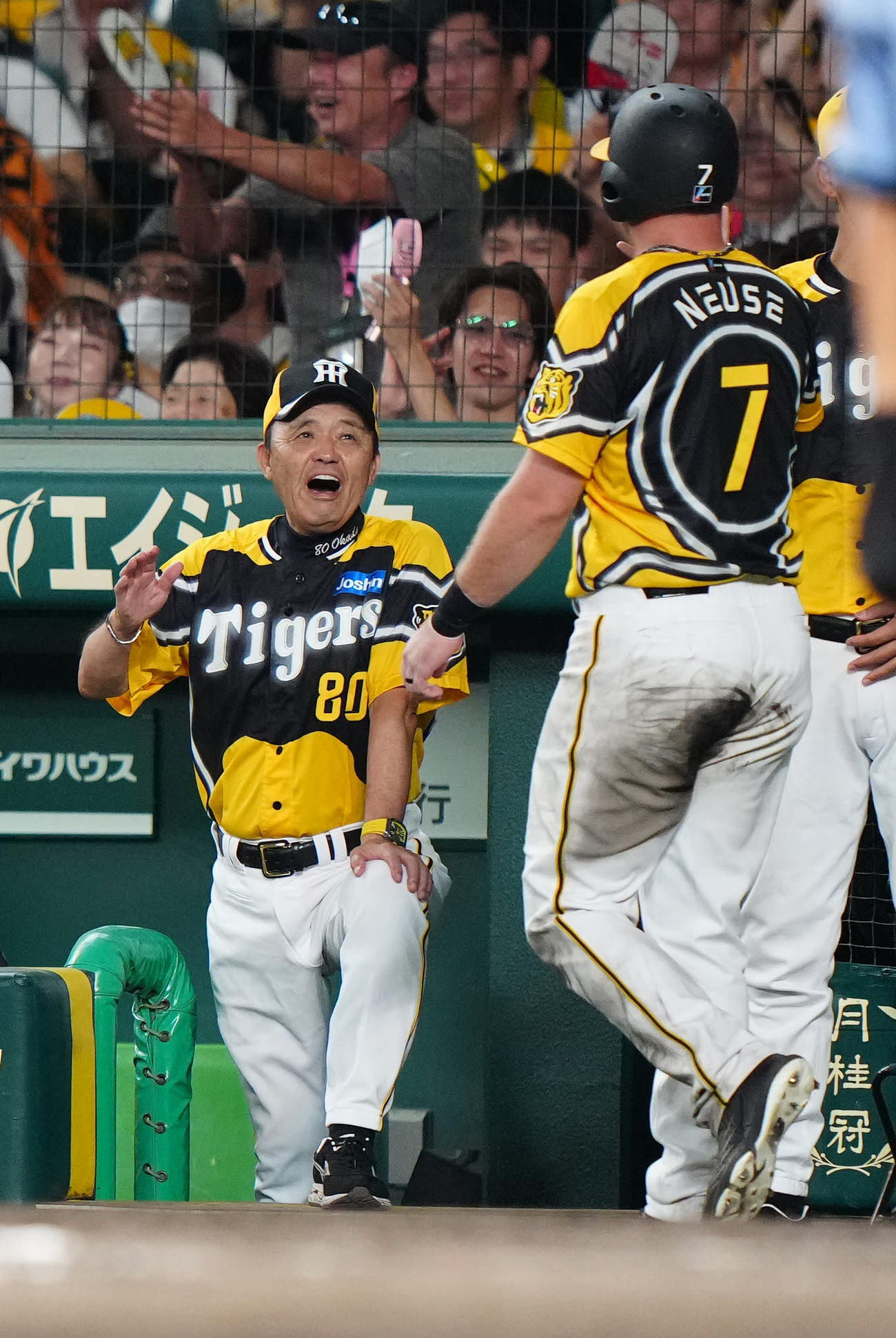 阪神対巨人　7回裏阪神1死一、三塁、小幡の2点適時三塁打で生還したノイジー（右）を迎える岡田監督（撮影・江口和貴）