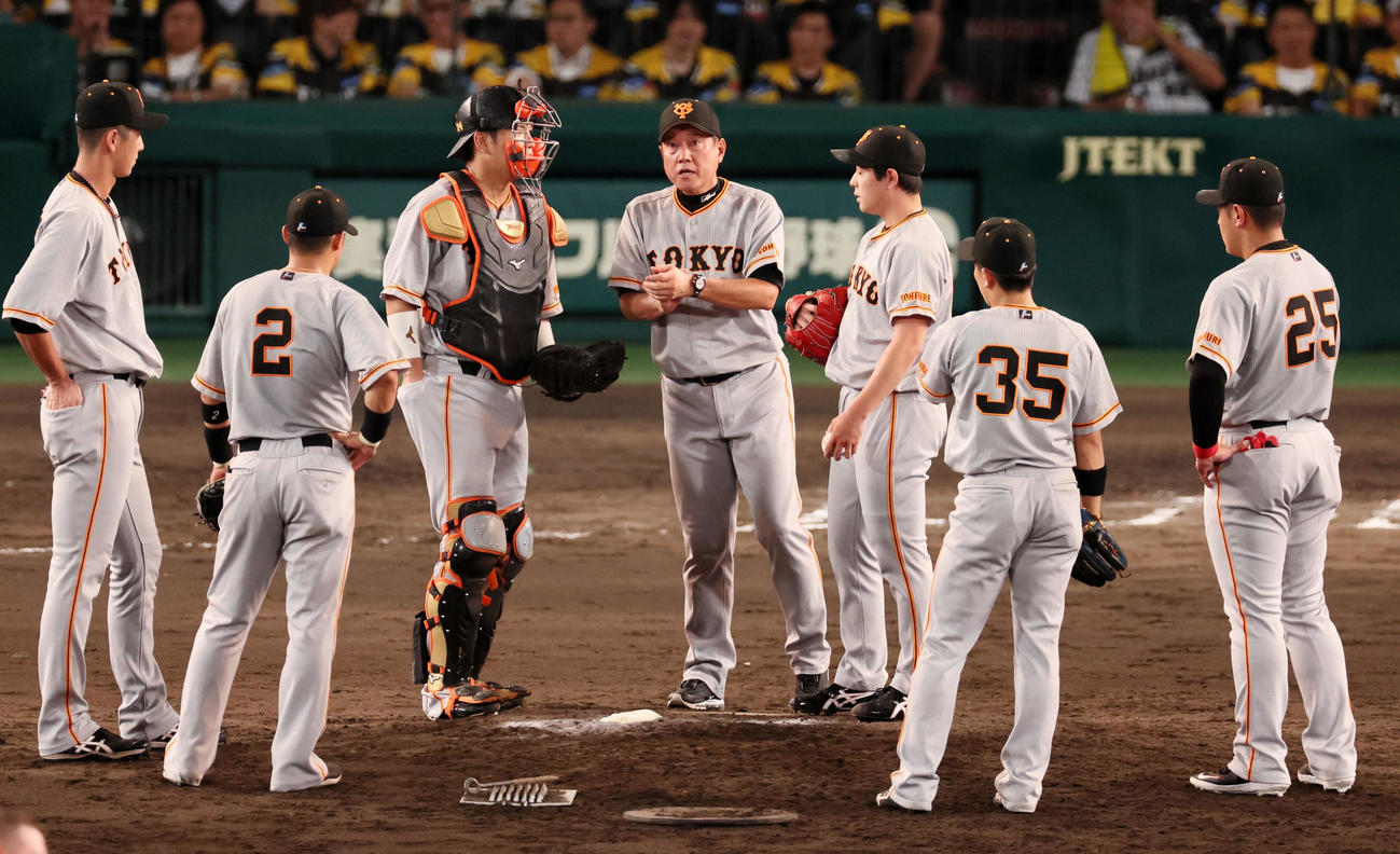 阪神対巨人　6回表阪神2死一、二塁、原監督は大江（右）に交代を告げる（撮影・加藤哉）