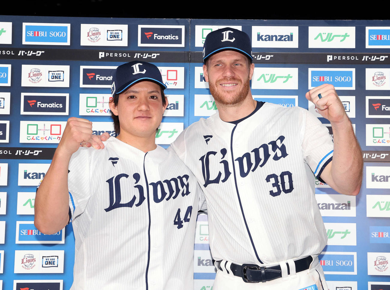 西武対ロッテ　今季初勝利の西武与座はマキノンとガッツポーズ（撮影・鈴木正人）