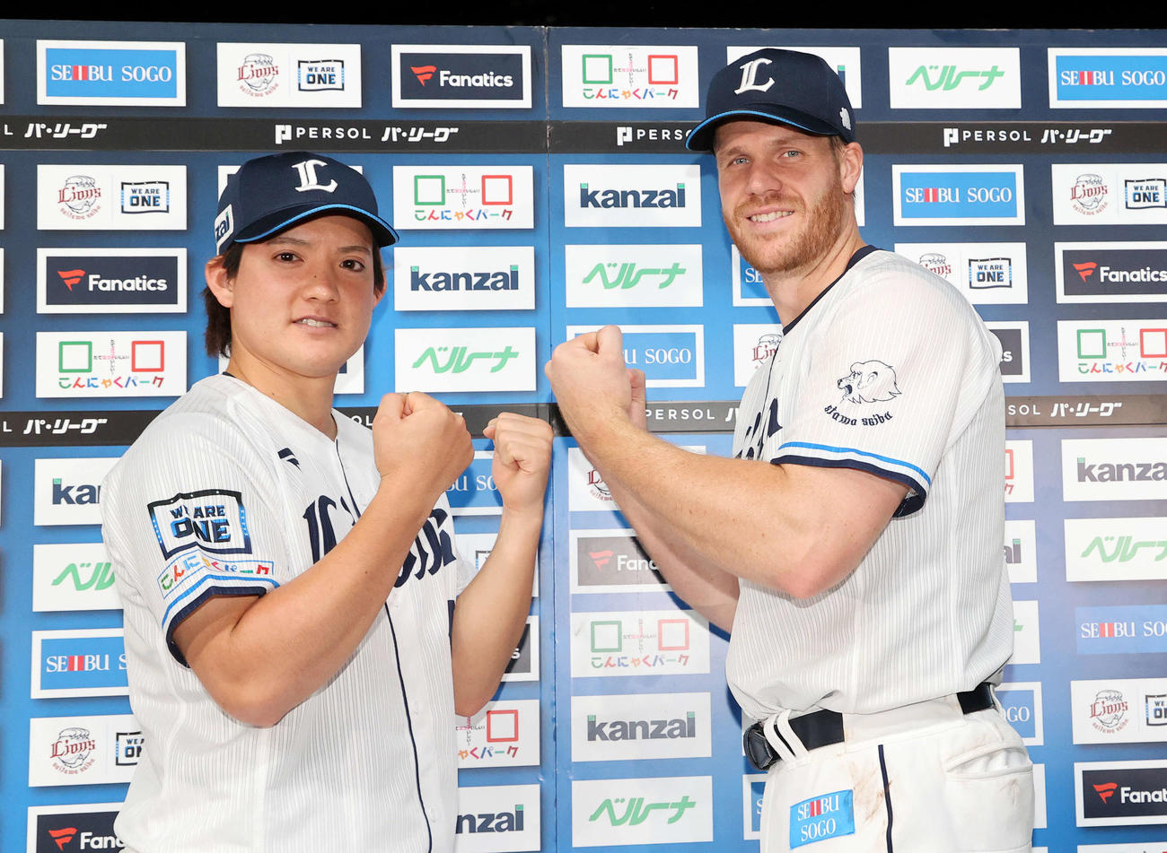 西武対ロッテ　勝利しポーズする西武与座（左）とマキノン（撮影・鈴木正人）