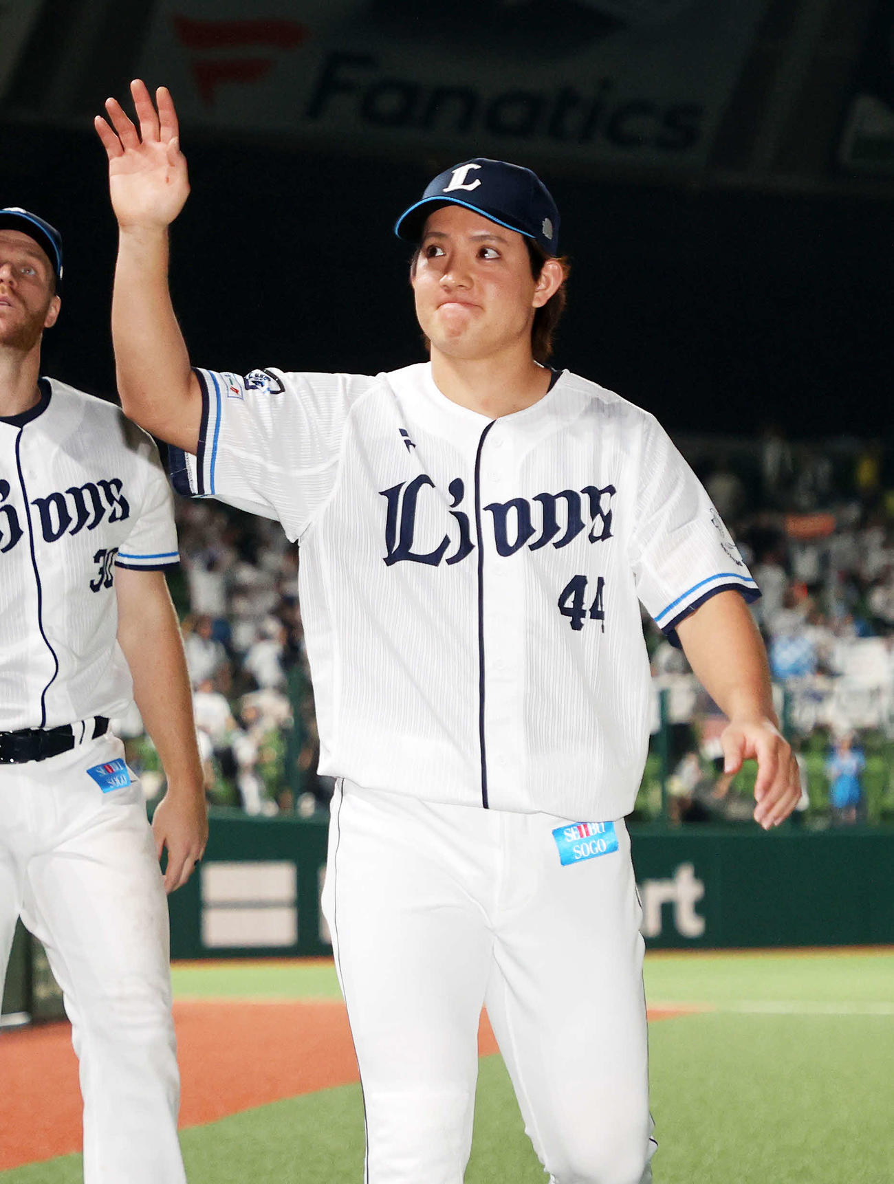 西武対ロッテ　勝利しファンに手を振り引き揚げる西武与座（撮影・鈴木正人）