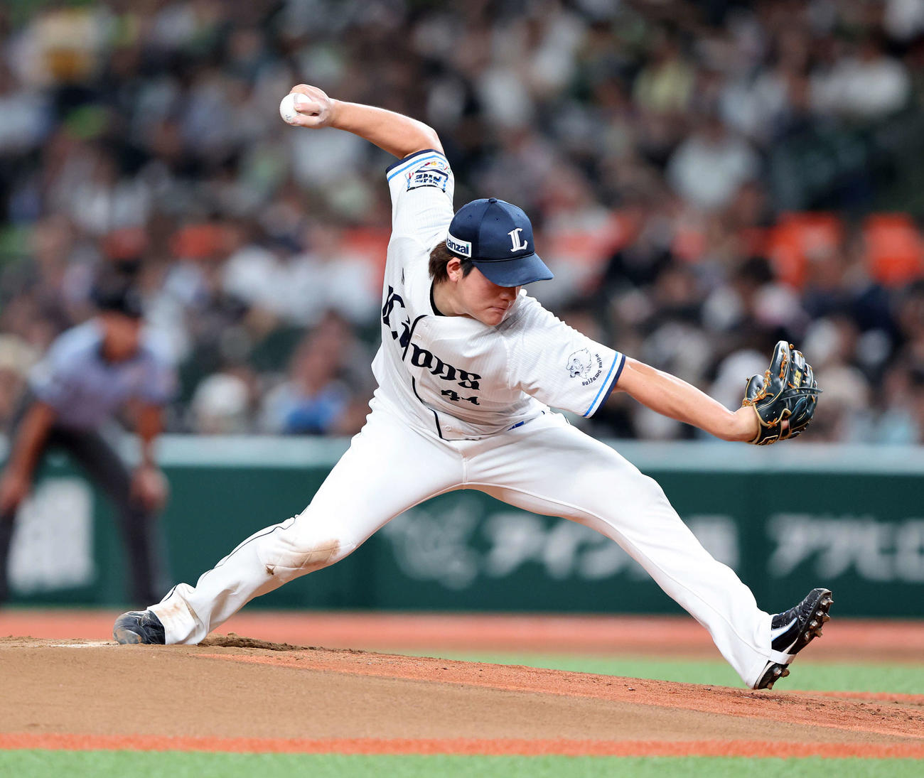 西武対ロッテ　力投する西武先発の与座（撮影・鈴木正人）