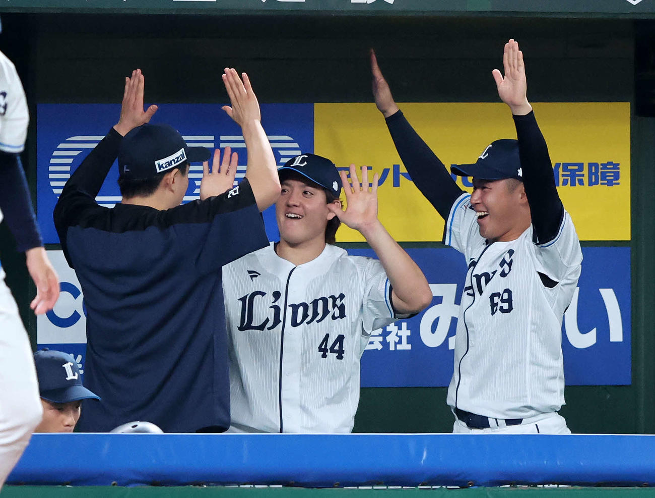 西武対ロッテ　今期初勝利し笑顔で喜ぶ西武与座（中央）（撮影・鈴木正人）