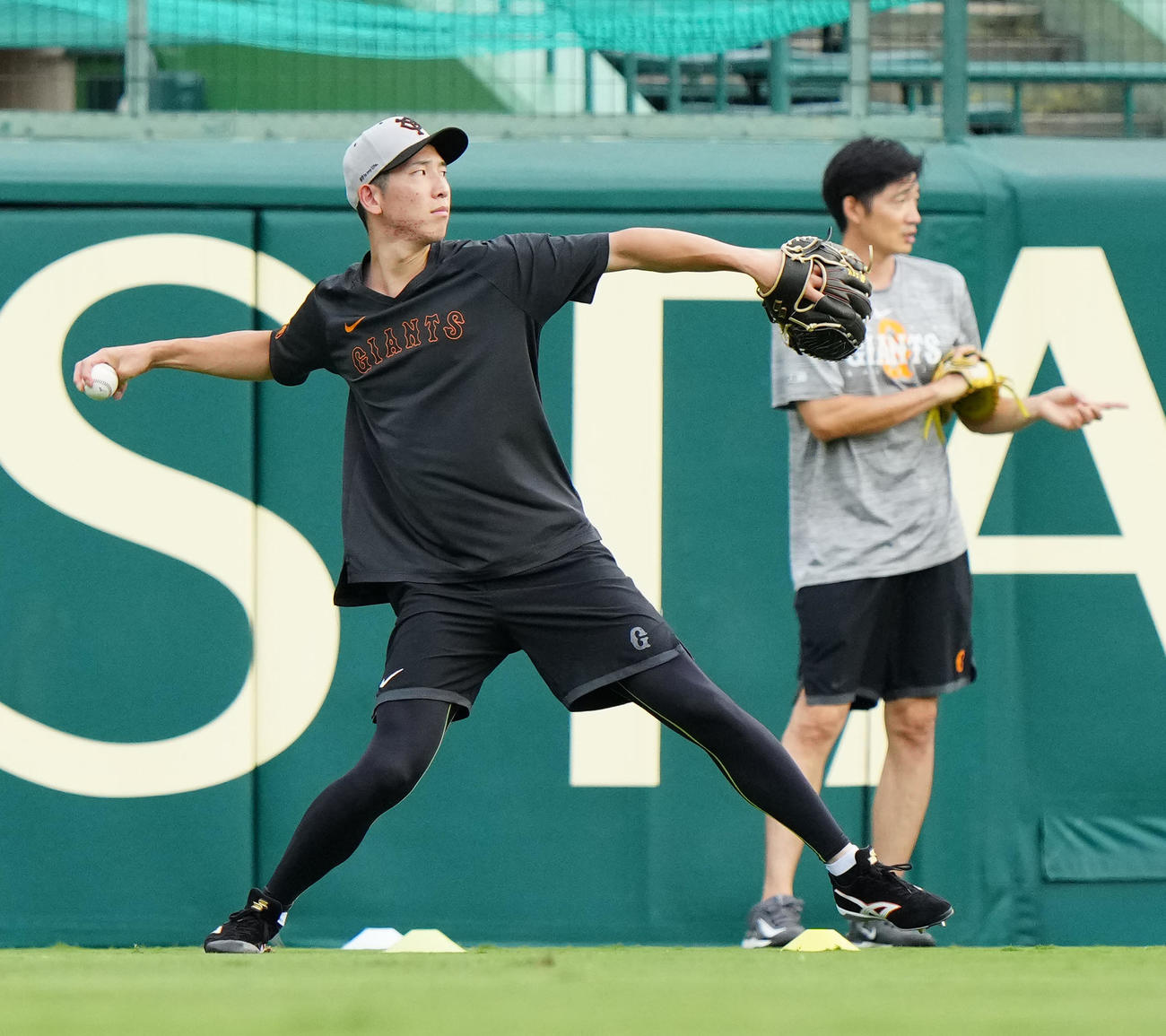 阪神対巨人　試合前練習でキャッチボールする巨人戸郷（撮影・江口和貴）