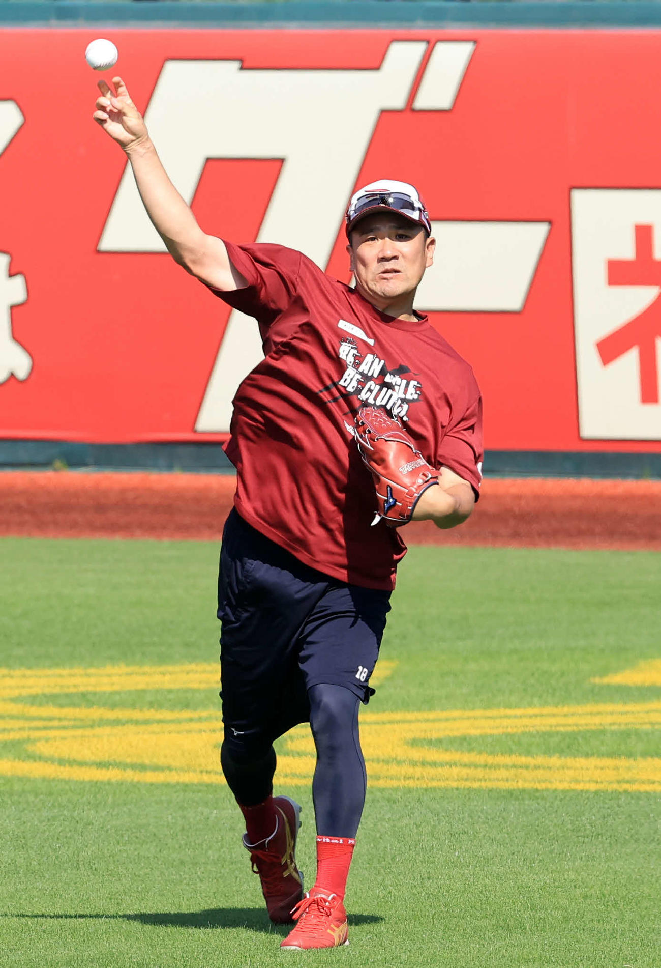 楽天対日本ハム　キャッチボールする楽天田中将（撮影・浅見桂子）