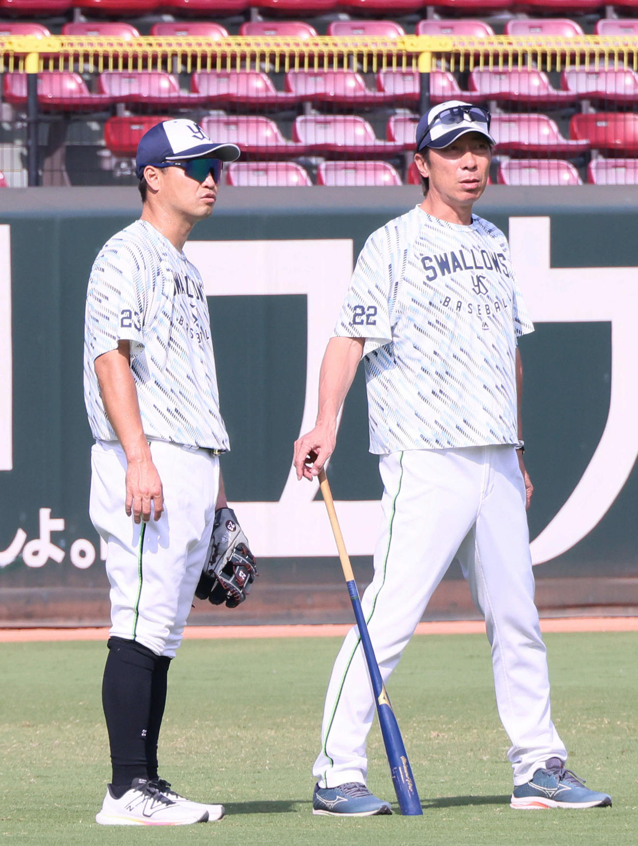 広島対ヤクルト　試合前練習中、昨夜、頭部死球を受けた青木宣親（左）は高津臣吾監督と話し合う（撮影・加藤孝規）