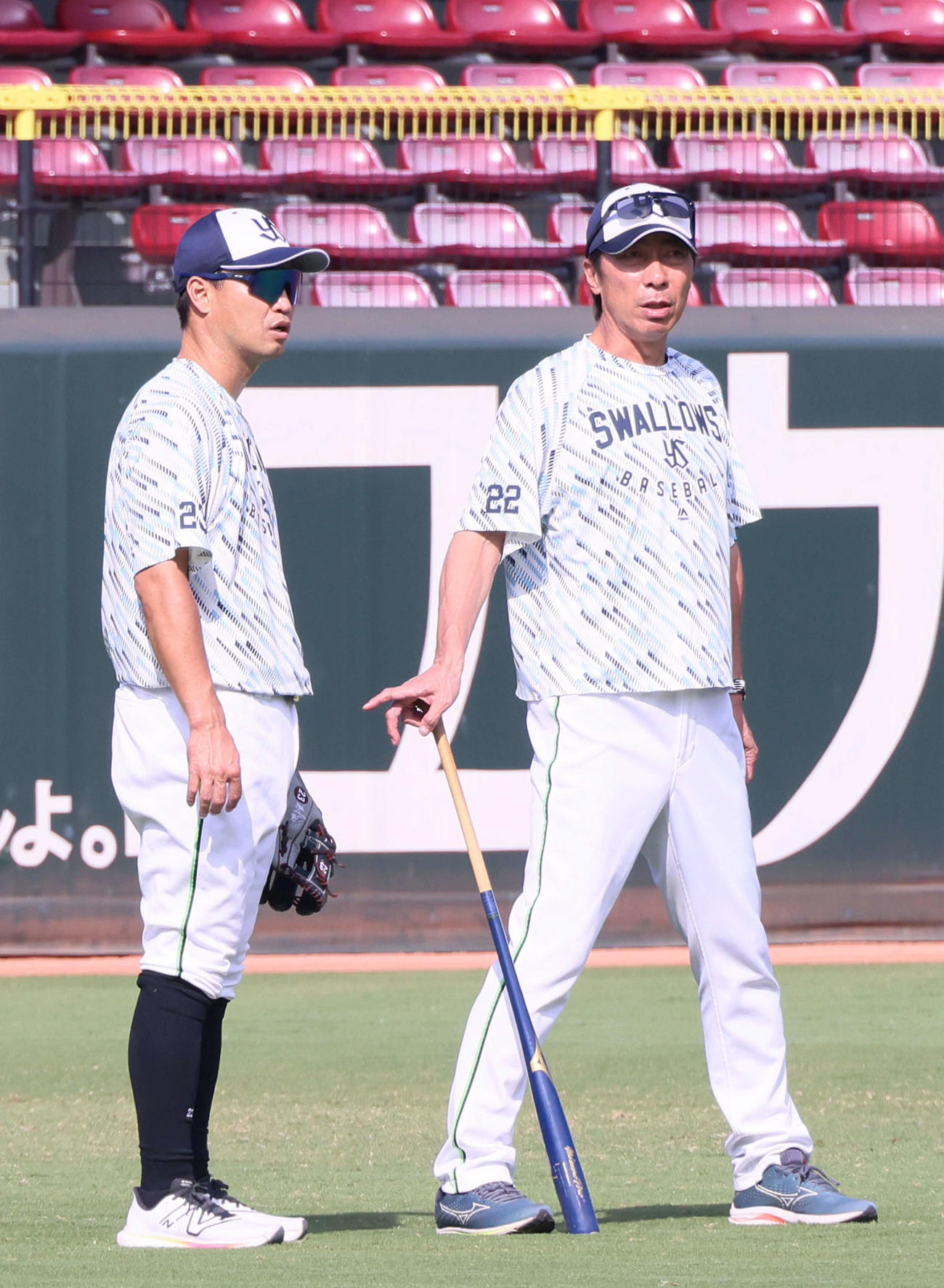 広島対ヤクルト　試合前練習中、昨夜、頭部死球を受けた青木宣親（左）は高津臣吾監督と話し合う（撮影・加藤孝規）