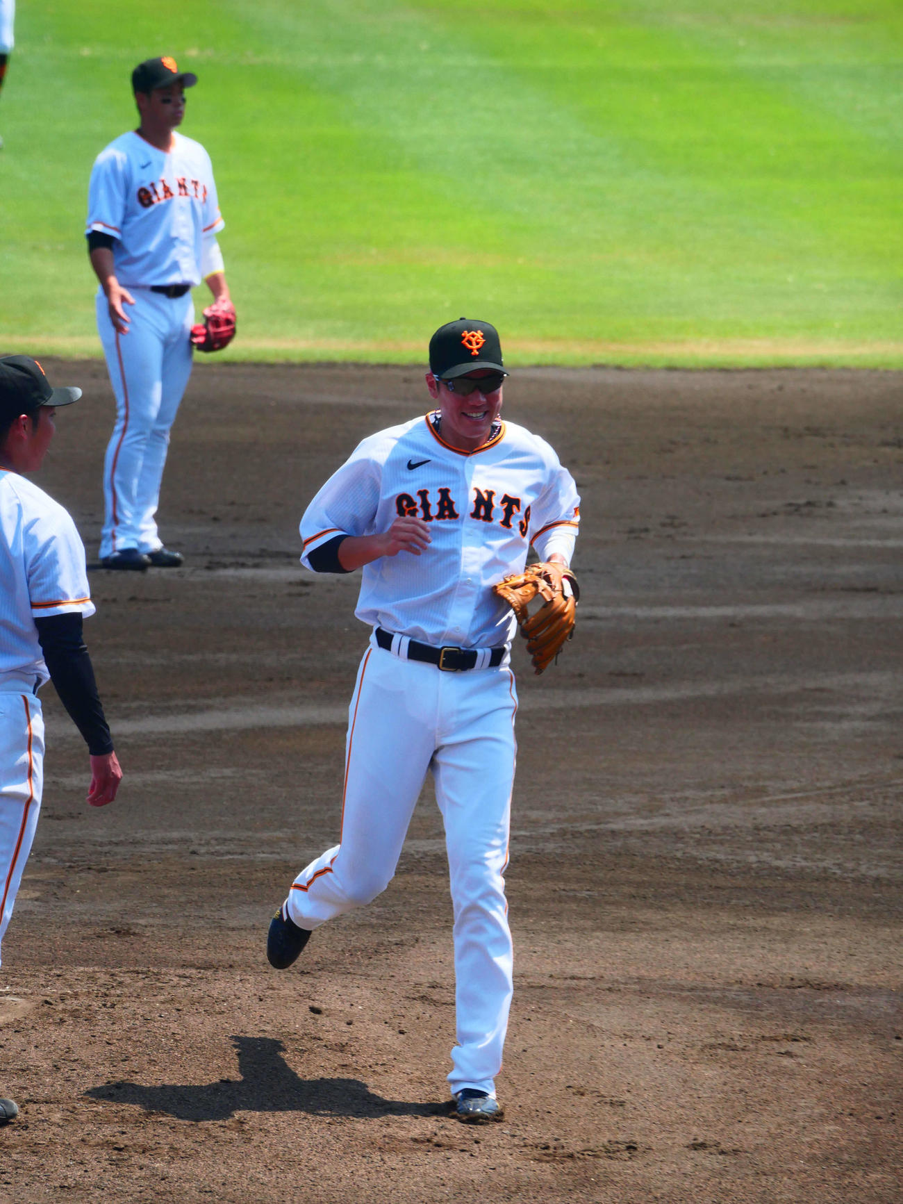 イースタン・リーグ、巨人対西武　ダッシュでゴロを処理した巨人坂本（撮影・上田悠太）