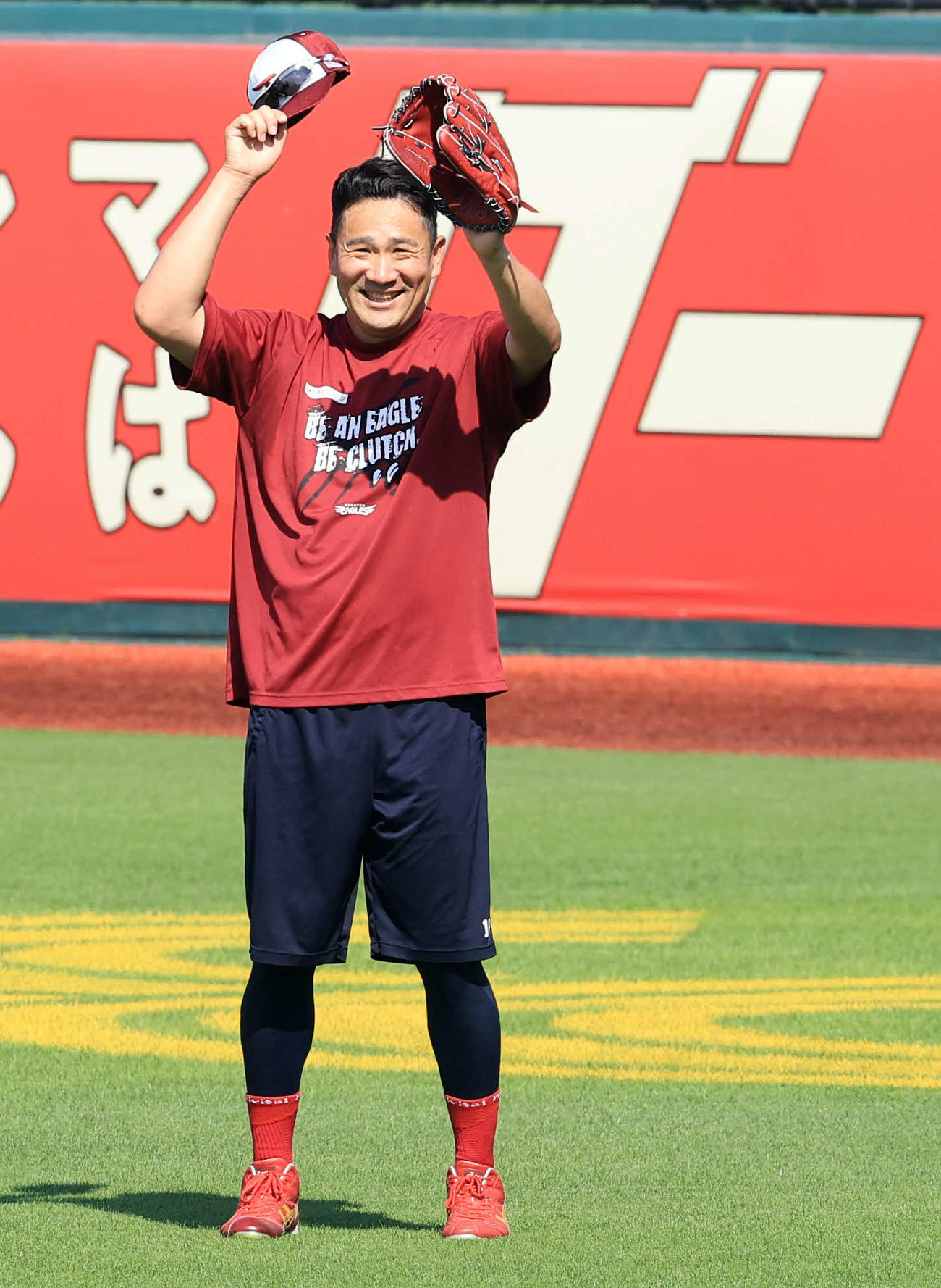 キャッチボールで笑顔を見せる楽天田中将大（2023年7月26日撮影）