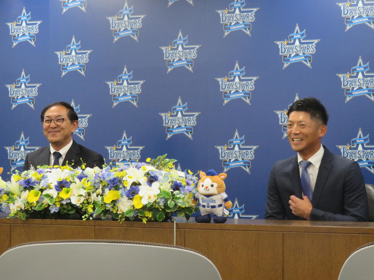 ヤクルトからトレードでDeNAに加入し、入団会見を行う西浦（右）と進藤編成部長