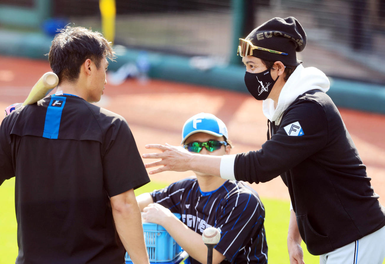 楽天対日本ハム　日本ハム加藤豪（左）に打撃指導する新庄監督（撮影・浅見桂子）