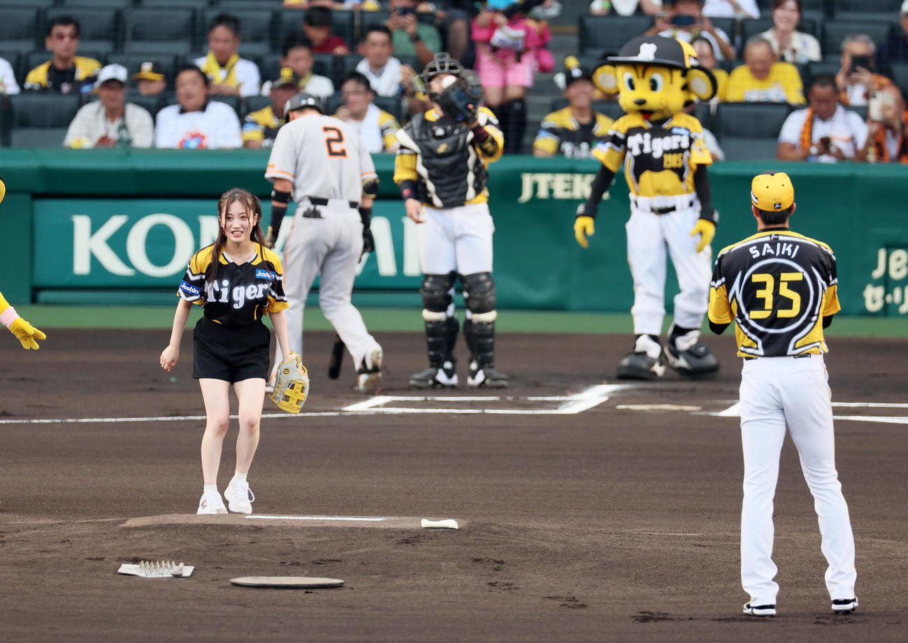 阪神対巨人　始球式を行った川上千尋（撮影・加藤哉）