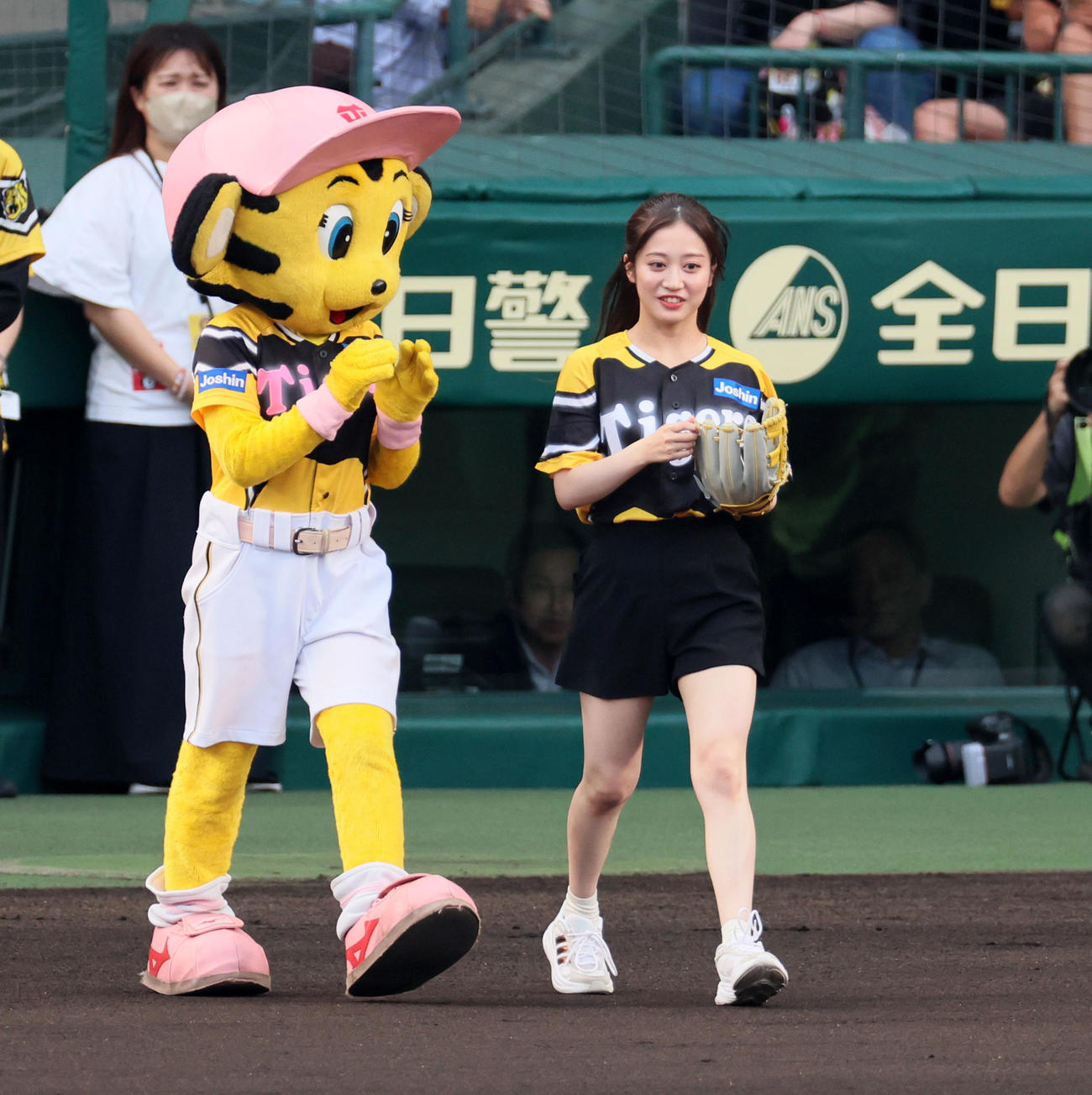 阪神対巨人　始球式を行った川上千尋（撮影・加藤哉）