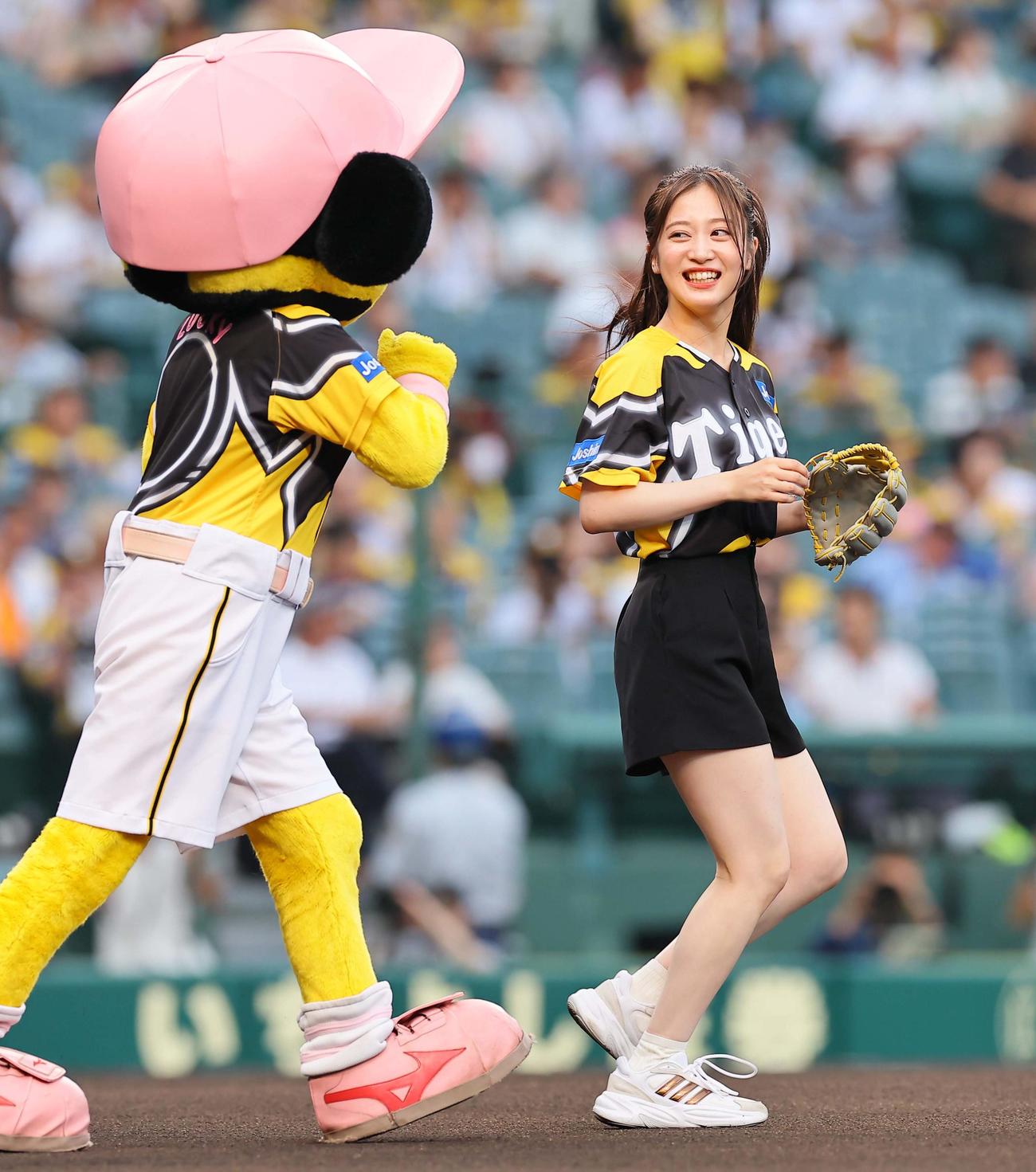 阪神対巨人　始球式を務めるNMB48川上千尋（撮影・上田博志）