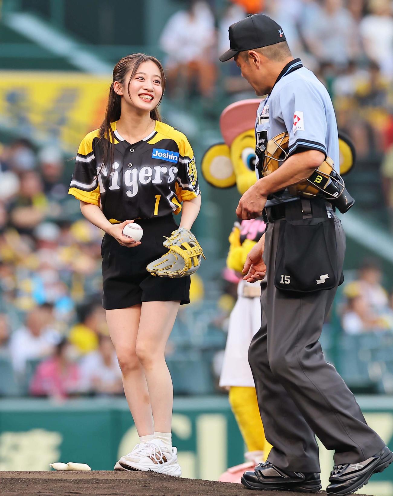 阪神対巨人　始球式を務めるNMB48川上千尋（撮影・上田博志）